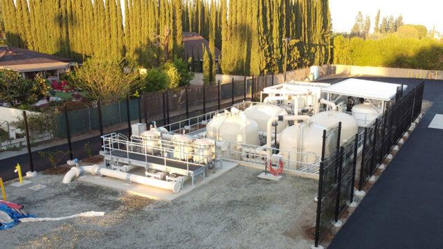 Aerial view of the partially below grade 4.0 MGD Serrano Water District PFAS Plant showing the exterior screen walls