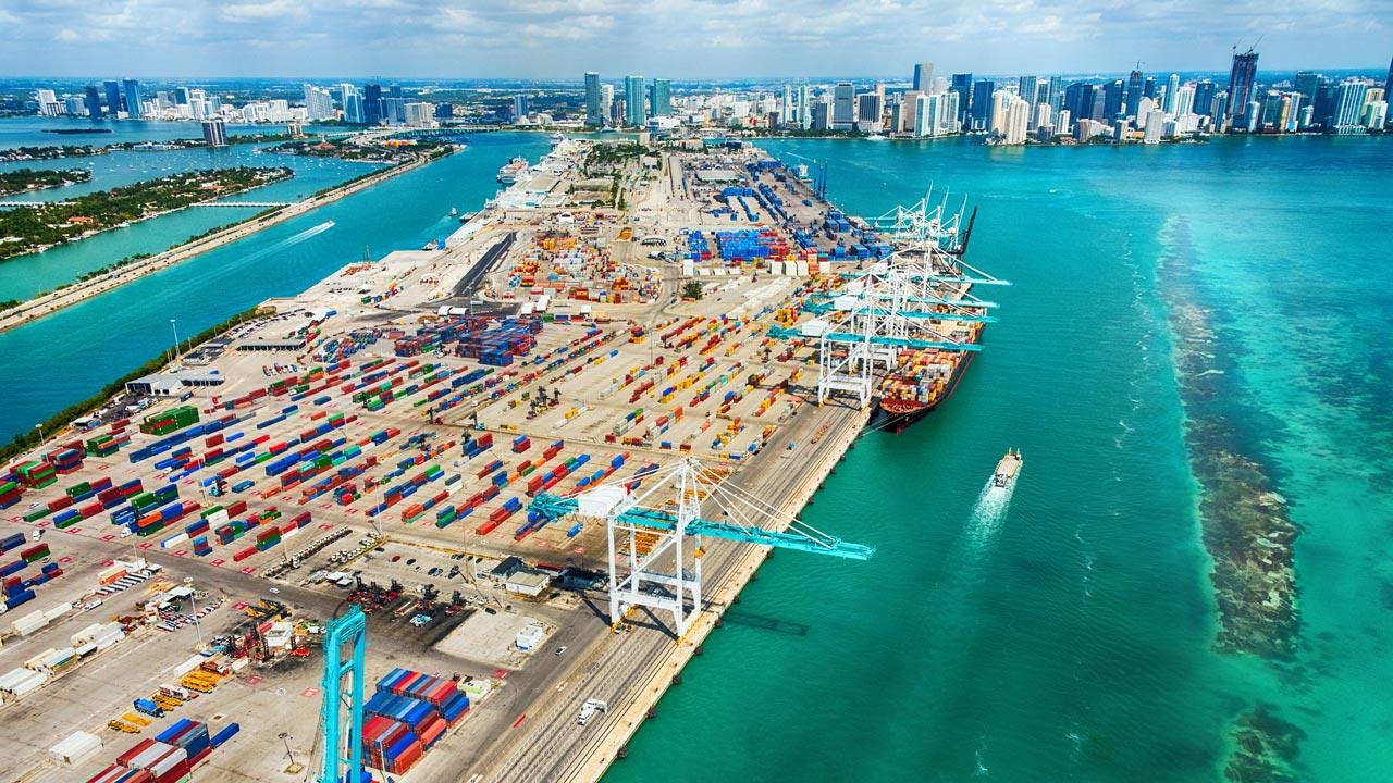 迈阿密港和比斯坎湾的广角鸟瞰图, 以迈阿密的天际线为背景