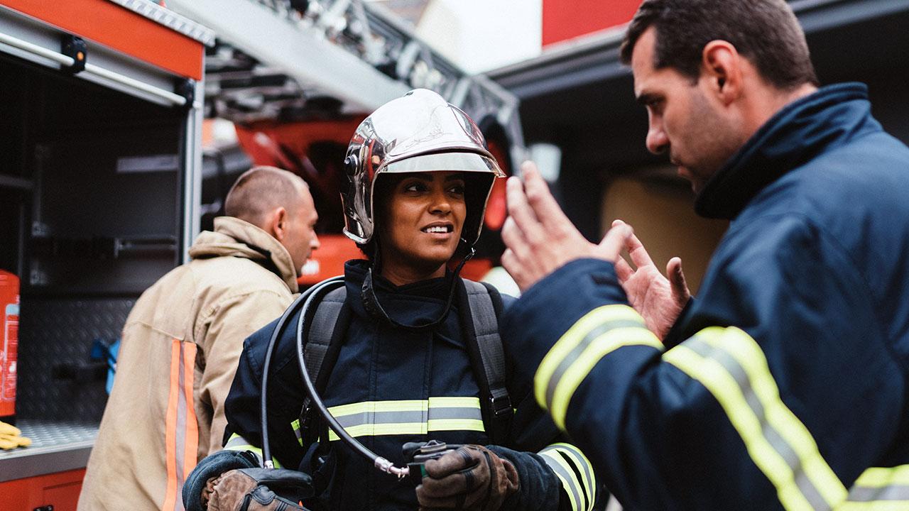 在一次灾难演习中，一名教练在给一名消防员讲课