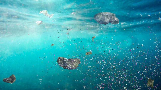 海水中塑料污染的水下视图和当前的微塑料