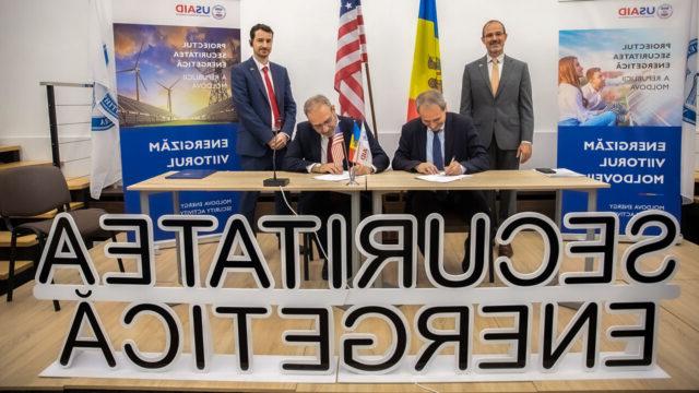 Representatives from Tetra Tech and the Government of Moldova sign a cooperation agreement related to support for energy sector reforms